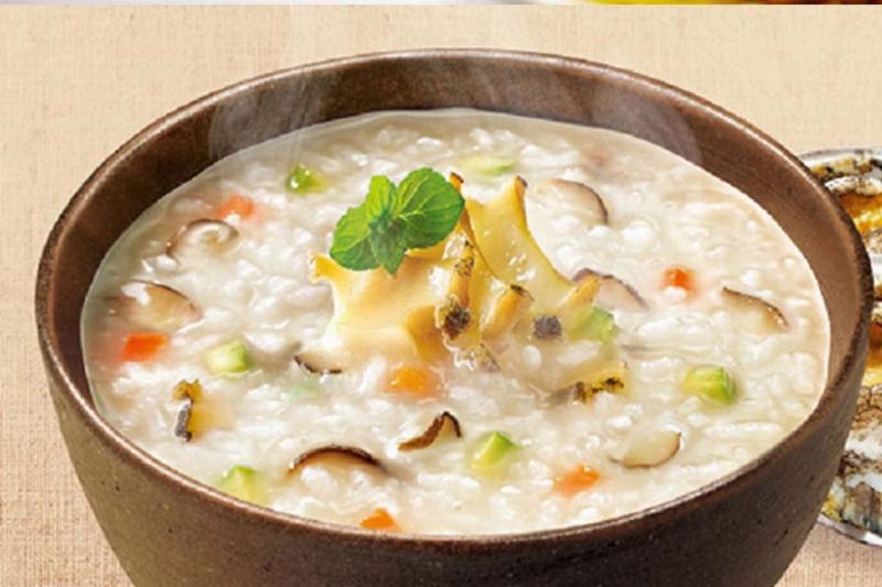 Cho bào ngư đã xào vào nồi cháo đang sôi, hoàn thành món cháo bào ngư bổ dưỡng